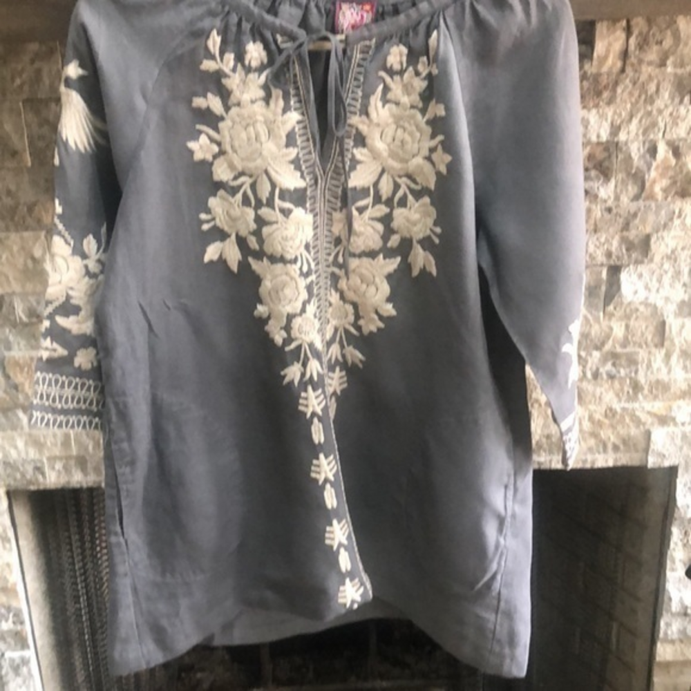 Johnny Was gray blouse side pockets ties in the front heavily embroidered‎ PXS